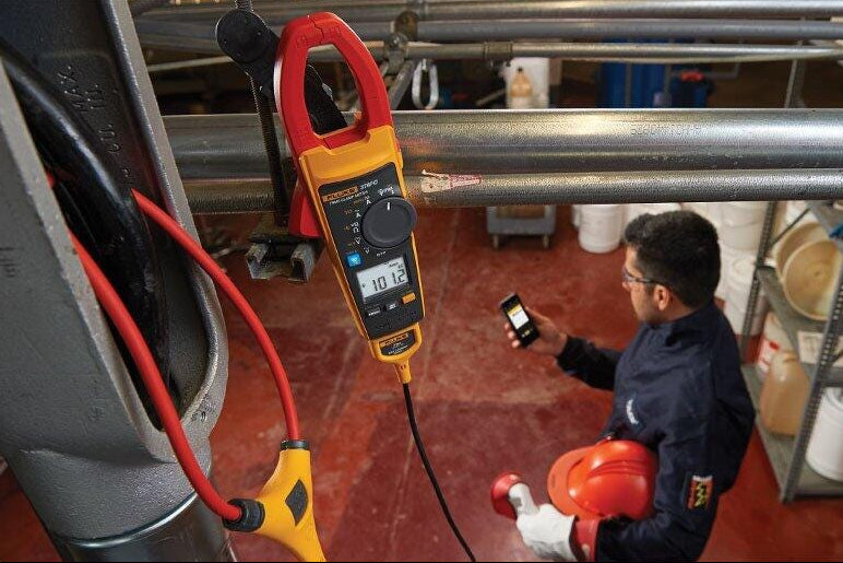 Fluke 374 FC clamp meter kit with test leads and case